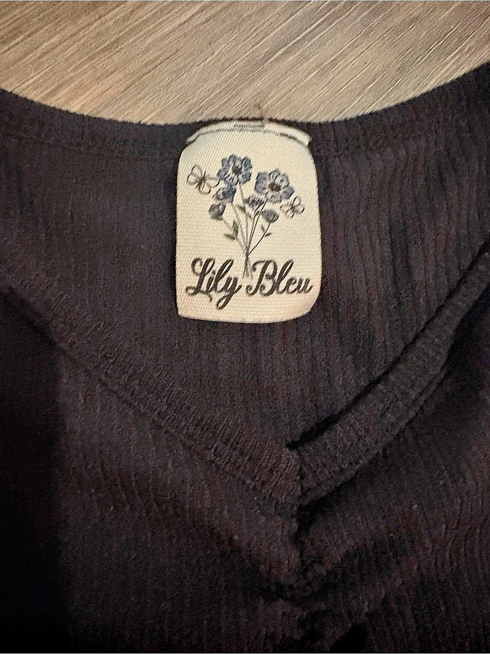 Lily Bleu Black Embroidered Tee Size Large Like New - Picture 3 of 4